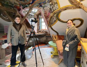 Foto: Daniela Daus vom Fachbereich Kultur mit Jörn-Peter Lorenz bei den Aufnahmen in seinem Atelier.