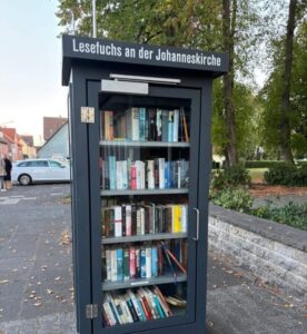 Bücherschrank an der Johanniskirche