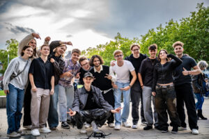 Gruppenfoto von mehreren Personen auf dem Rathausvorplatz