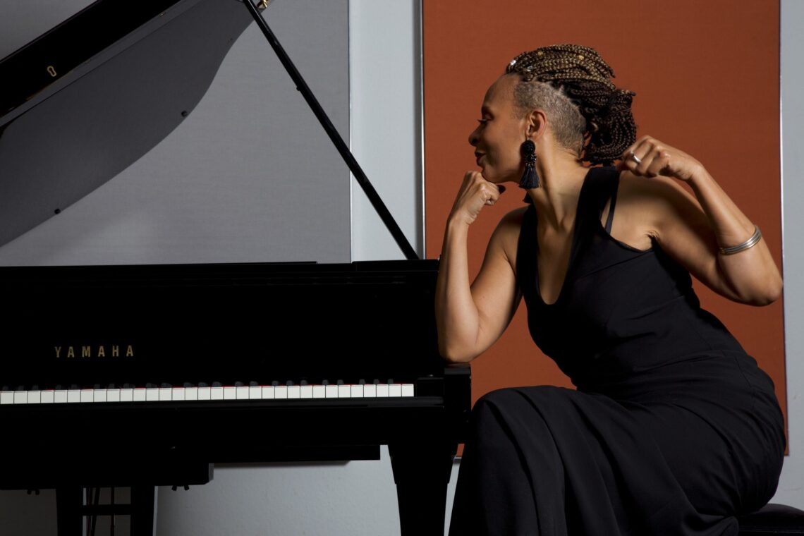 Jocelyn B. Smith am Flügel