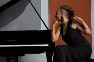 Jocelyn B. Smith am Flügel